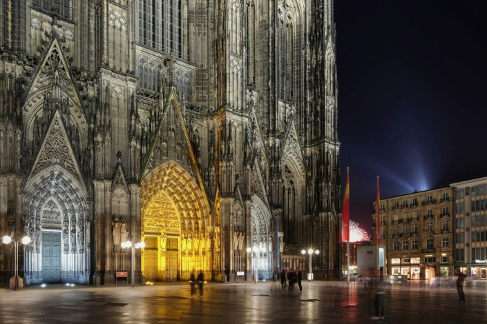 Erst direkt davor, werden die gigantischen Ausmaße des Kölner Doms in all ihrer Pracht sichtbar, Deutschland