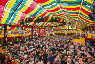 Hippodrom: seit dem Oktoberfest 2014 heißt die Festhalle „Marstall" und bietet drinnen 3.200 und im Biergarten 1.000 Gästen Platz, Münchner Oktoberfest, Deutschland - © Sean Pavone / Shutterstock