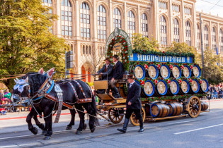 In der heutigen Form gibt es den Einzug der Wiesnwirte beim Münchner Oktoberfest seit 1935, erstmals nahmen alle Brauereien gemeinsam am Umzug teil, Deutschland