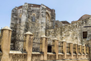 Der Fassade der Kathedrale von Santo Domingo in der Dominikanischen Republik fehlen jeglicher Prunk oder Verzierungen - © Goran Bogicevic / Shutterstock