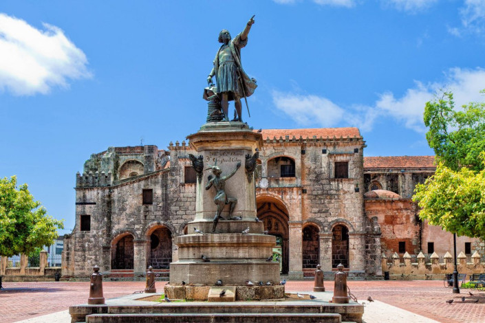 Die Kathedrale von Santo Domingo liegt am Plaza de Colòn, in dessen Mitte Denkmal von Christoph Kolumbus thront, Dominikanische Republik