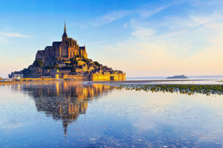 Blick auf das  Kloster auf dem Mont St. Michel an der Küste der französischen Normandie, Frankreich