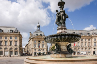 Brunnen am  Place de la Bourse in Bordeaux, Frankreich