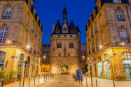 Das mächtige Porte Cailhau aus dem Jahr 1495 ist das bekannteste Stadttor von Bordeaux, Frankreich - © maziarz / Shutterstock