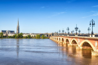 Der Pont de pierre, die erste Brücke der Stadt Bordeaux mit der Basilika Saint Michel im Hintergrund, Frankreich