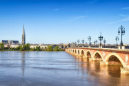 Der Pont de pierre, die erste Brücke der Stadt Bordeaux mit der Basilika Saint Michel im Hintergrund, Frankreich - © Martin M303 / Shutterstock