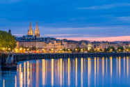 Die Altstadt von Bordeaux am Ufer der Garonne zur blauen Stunde, Frankreich - © Leonid Andronov / Shutterstock