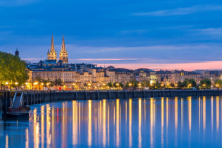 Die Altstadt von Bordeaux am Ufer der Garonne zur blauen Stunde, Frankreich