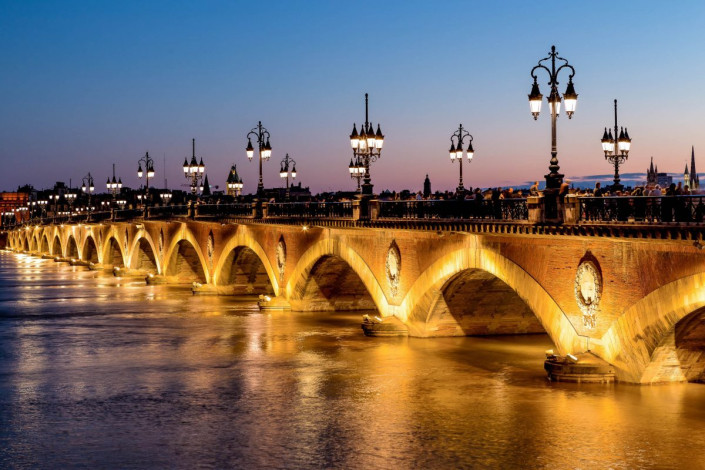 Die malerische Pont de Pierre über der Garonne zählt als Teil der Altstadt von Bordeaux zum UNESCO-Weltkulturerbe, Frankreich