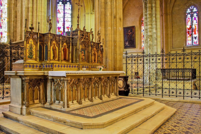 In der Basilika Saint-Michel von Bordeaux, Frankreich, lohnt sich ein genauerer Blick auf die kunstvollen Seitenaltäre – insgesamt 17 an der Zahl