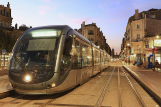 Mit hypermodernen Straßenbahnen, wie hier am Place de la Victoire, ist Bordeaux ausgesprochen gut vernetzt, Frankreich