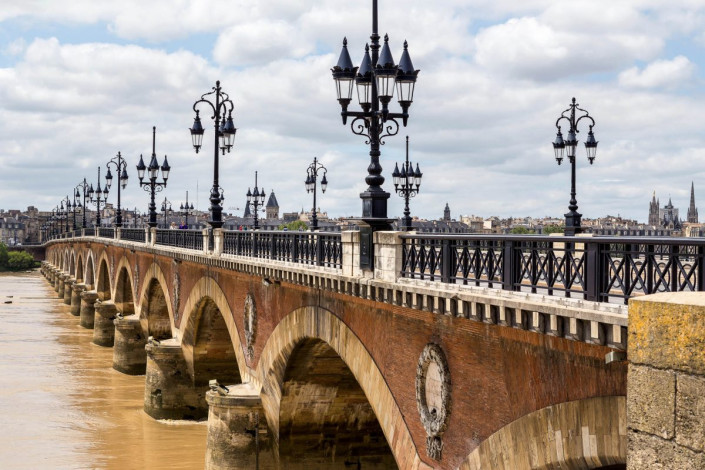 Von 1819 bis 1821 entstand mit der Pont de Pierre die erste steinerne Brücke von Bordeaux, finanziert von einer Gruppe wohlhabender Reeder und Kaufleute, Frankreich