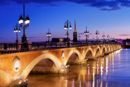 Von Napoleon Bonaparte in Auftrag gegeben ist die elegante Ponte de Pierre über die Garonne bis heute zu einem Markenzeichen von Bordeaux geworden, Frankreich - © SergiyN / Shutterstock