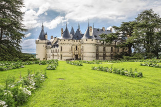 Der wehrhafte Eindruck des Schlosses Chaumont täuscht nicht, es war früher eine Burg, Loiretal, Frankreich