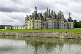 Die reich verzierte Fassade des Schlosses Chambord beeindruckt mit ihren unzähligen Luken, Giebeln, Türmchen und Dächern, Loiretal, Frankreich