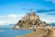 Ende des 19. Jahrhunderts wurde die erste begehbare Verbindung zwischen dem Mont St. Michel und dem Festland geschaffen, Frankreich - © syaochka / Shutterstock