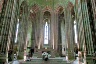 Innenansicht der monumentalen Klosterkirche am Mont St. Michel in Frankreich