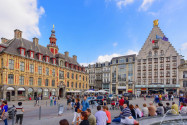 An der Südseite des Grand Place von Lille liegt die Heimat des Zeitungsverlags „La Voix du Nord“ mit dem unverwechselbar stufenförmigen Dach, Frankreich - © Jordan Tan / Shutterstock
