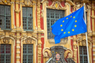 EU-Flagge vor der kunstvoll verzierten Fassade der Alten Börse am Grand Place von Lille, Frankreich - © Production Perig / Shutterstock