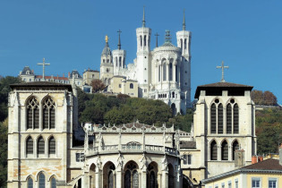 Apsis der Kathedrale Saint-Jean mit der Basilika Nôtre Dame de Fourvière im Hintergrund, Lyon, Frankreich