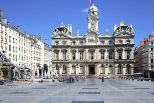 Das prachtvolle Hôtel de Ville am Place des Terreaux gehört zu den größten und eindrucksvollsten historischen Baudenkmälern von Lyon, Frankreich