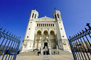 Die Basilika Notre Dame de Fourvière in Lyon wurde zwischen 1872 und 1896 auf den Überresten einer Marienkapelle aus dem 12. Jahrhundert erbaut, Frankreich