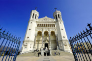 Die Basilika Notre Dame de Fourvière in Lyon wurde zwischen 1872 und 1896 auf den Überresten einer Marienkapelle aus dem 12. Jahrhundert erbaut, Frankreich - © avarand / Shutterstock