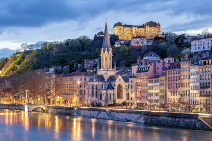 Die malerische Altstadt von Lyon am Fuß des Mont Fourvière wird häufig als eine der schönsten Renaissance-Viertel Europas bezeichnet, Frankreich