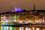 In der Nacht fungiert die Basilika Notre Dame auf dem Mont Fourvière in Lyon als spektakulärer Blickfang, Frankreich - © Oscity / Shutterstock
