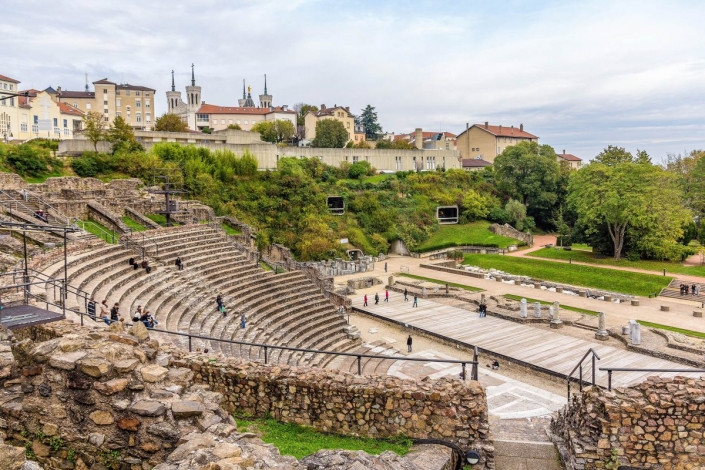 Neben den Römischen Bädern auf dem Mont Fourvière in Lyon, Frankreich, ist vor allem das Amphitheater aus dem Jahr 15 vor Christus ein spektakulärer Anblick