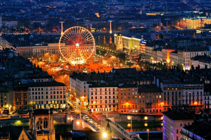 Touristen treffen sich im Place Bellecour nicht nur wegen seiner Bekanntheit, sondern auch weil sich hier die beiden größten Einkaufsstraßen von Lyon treffen, Frankreich