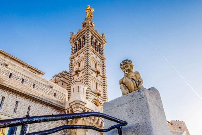 6 Jahre nach der Weihe der Basilika Notre Dame de la Garde wurde ihr Glockenturm mit einer knapp 10m hohen vergoldeten Marienfigur geschmückt, Marseille, Frankreich