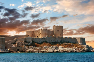 Das berühmte Château d’If vor der Küste von Marseille, Frankreich, bietet düstere Geschichte und traumhafte Ausblicke auf die Umgebung