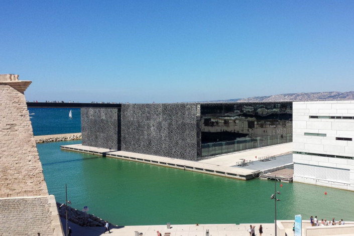 Das Museum MuCEM liegt an prominenter Stelle direkt neben dem Fort Saint-Jean an der Hafeneinfahrt von Marseille an einem Pier, Frankreich
