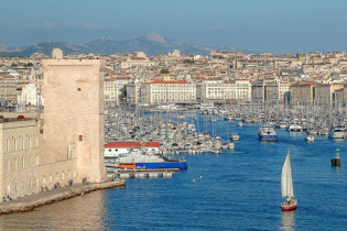 Der Vieux Port ist ein idealer Ausgangspunkt, um die zahlreichen Sehenswürdigkeiten von Marseille zu erkunden, Frankreich