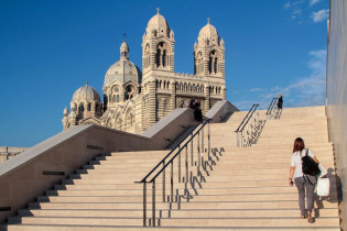 Die eindrucksvolle Kathedrale von Marseille heißt in der Nähe des Alten Hafens seit über 100 Jahren Seefahrer und Reisende in Marseille willkommen, Frankreich