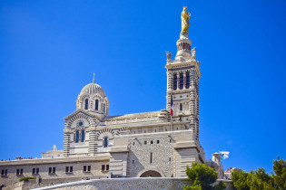 Die weithin sichtbare Basilika Notre Dame de la Garde ist als Wallfahrtskirche und Wahrzeichen von Marseille beliebtes Ziel für Pilger und Touristen, Frankreich