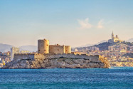 In nur wenigen Minuten ist das Château d’If vom Alten Hafen von Marseille mit dem Boot erreicht, Frankreich - © Boris Stroujko / Shutterstock