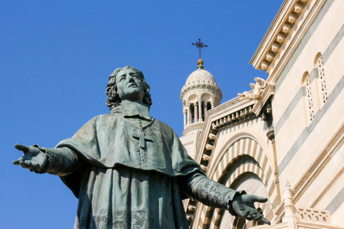 Vor der Kathedrale von Marseille thront eine Statue des Bischofs Henri de Belsunce, Frankreich