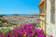 Blick über die malerischen Häuser von Nizza auf das Mittelmeer an der Südküste Frankreichs - © LiliGraphie / Shutterstock