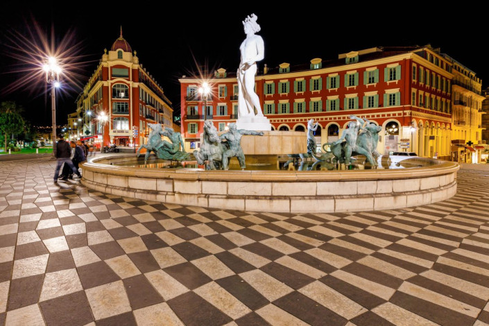 Der Place Masséna mit dem malerischen Fontaine du Soleil in der Mitte ist der wohl schönste Platz in der Altstadt von Nizza, Frankreich