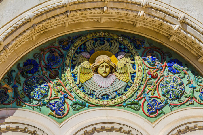 Die liebevollen Details, die die Kathedrale Saint-Nicolas in Nizza, Frankreich, zu einem imposanten Gesamtkunstwerk machen, werden erst bei genauerem Hinsehen sichtbar