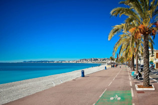 Gesäumt von einladenden Lokalen und luxuriösen Hotels führt die Promenade des Anglais am 7km langen Sandstrand von Nizza entlang, Frankreich