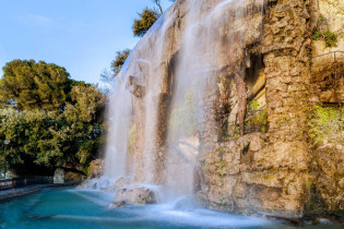 In der Mitte der Parkanlage auf dem Colline du Château in Nizza sorgt ein künstlicher Wasserfall für Abkühlung an heißen Tagen, Frankreich