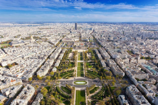Blick vom Eiffelturm über die berühmten Champs-de-Mars, Paris, Frankreich