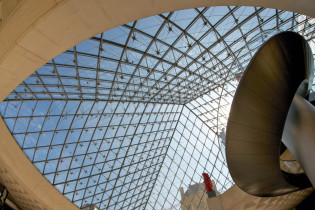 Blick von der großen Halle im Louvre nach oben durch die Glaspyramide, Paris, Frankreich
