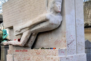 Das Grab von Oscar Wilde auf dem Friedhof Père Lachaise in Paris, Frankreich, ist mit Kussmündern übersät