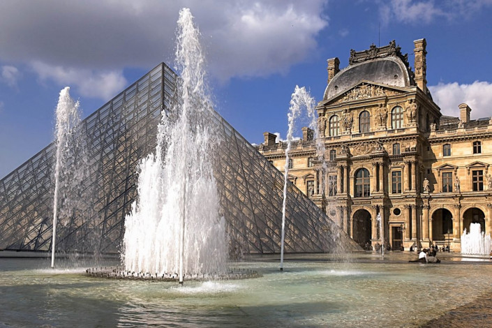 Die berühmte Glaspyramide und der Brunnen am Louvre-Museum in Paris, Frankreich