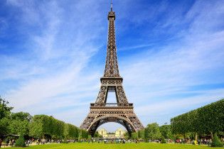 Ein Besuch des Pariser Eiffelturms sollte bei keinem Aufenthalt in Paris fehlen; mit Wartezeiten ist aber immer zu rechnen, Frankreich