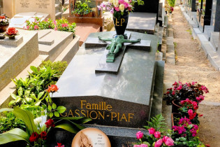 Grabstätte von Edith Piaf am Friedhof Père Lachaise in Paris, Frankreich